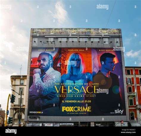 cartel publicitario versace inspirado en italia|Mehr.